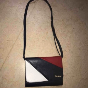  - Nu säljer jag min väska den är helt ny och fräsch Har ej använt den Om du är intresserad kan skicka flera bilder☺️