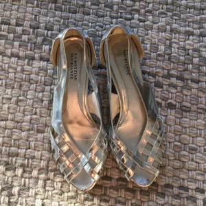  - Söt sandalett i silver med diskret liten klack. Älskar dem till jeans och långkjol men är något för trånga.   Frakt tillkommer om dem ska postas. 