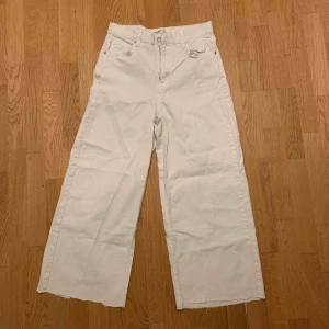  - Vita byxor från pull & bear med slitningar längst ner