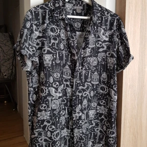 shirt - Skjorta från Herr avdelningen på HM. Riktigt cool och oversized även fast den är i storlek S. I väldigt bra skick :)