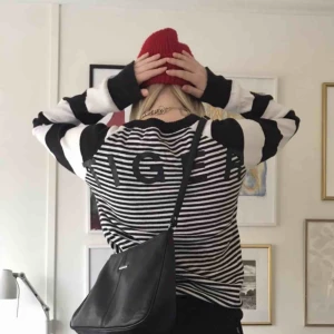  - En fin Tiger of Sweden tröja i perfekt skick. Ett skönt material och ett väldigt lätt stylat plagg. 