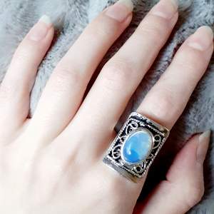 Unik vintagering med spöklik sten som skiftar i blått/vitt/genomskinligt💎Material:assorted natural stone,vintage silver plated,alloy. Märke: 5starjewelry. 