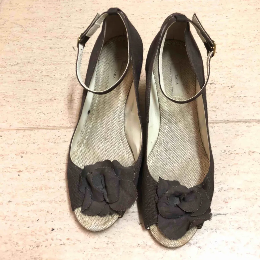🌟 Bruna sandaletter med kilklack från Zara. Storlek 37. Färg: Bruna. Kan mötas upp i Helsingborg eller skickas mot en fraktkostnad 📮. Skor.