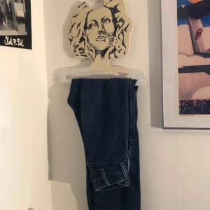  - Mörkblå highwaisted raka Wrangler jeans. 34 i längd men funkar jättebra att vika upp! köparen står för frakt