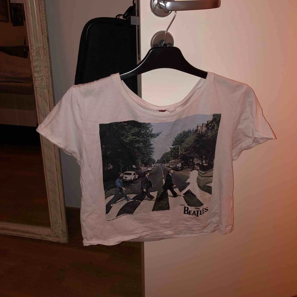 En av mammas gamla Beatles tröjor. Tyvärr vet jag inte vart den kommer från men fin är den!!!💗. T-shirts.