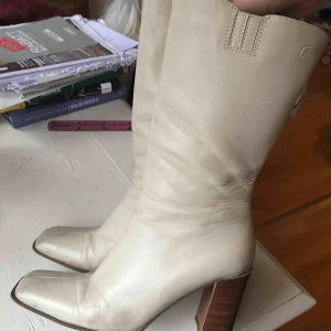  - Boots från märket Bronx👢 klacken är ca 8 cm. har en del skavanker, så kan tänka mig att gå ned i pris! Frakt tillkommer