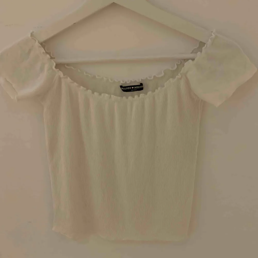 Fin Off sholder tröja från Brandy Melville! Knappt använd, fraktar och vid snabb affär kan vi dela på frakt😊. T-shirts.
