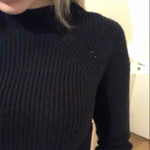  - Helt vanlig marinblå stickad tröja köpt på ullared. Vikt i ärmarna som ni ser på bild tre! Frakt tillkommer:)