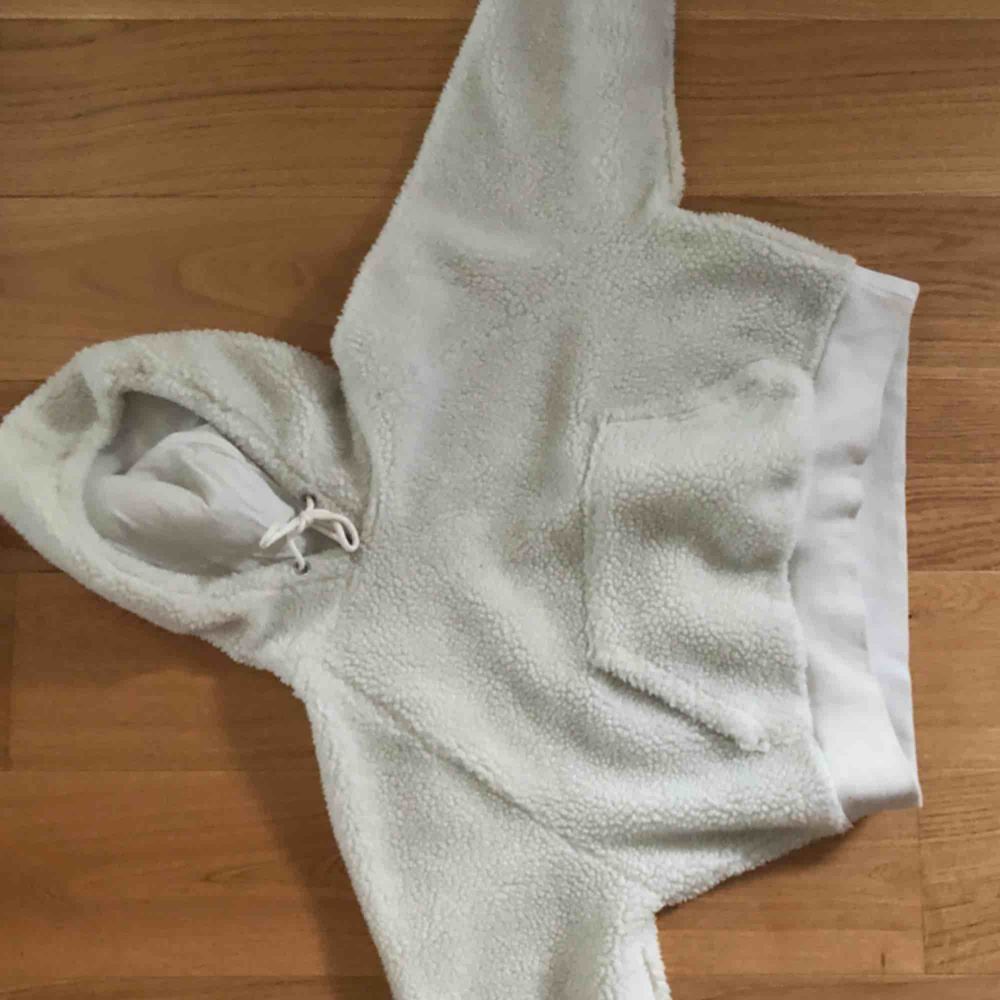”Nalle”hoodie från bikbok, hitta aldrig nåt bra tillfälle för denna så tänkte sälja den. Den är ganska kort men kan passa S också💓. Tröjor & Koftor.