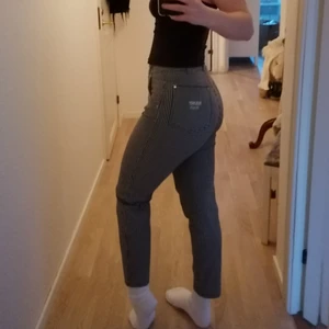  - Skitsnygg rutiga byxor som har varit mina favoriter! (äkta 90-talsbyxor!! Men används Sällan och måste därför släppa taget. Byxorna sitter åt i midjan och runt magen vilket plattar till magen väldigt snyggt samtidigt som de är stretching i rumpan och ger en fyllig form! Framhäver det bästa i figuren tycker jag! Streychiga i benen också. Frakt 27kr 🌟