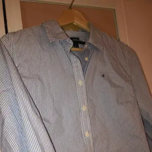 Jätte snygg och stilren blå-vit randig skjorta från Tommy Hilfiger! Jätte snygg bara sådär med jeans eller så kan man också styla med en stickad tröja över! Ttyvärr växt ur den men den är sparsamt använd✌🏼