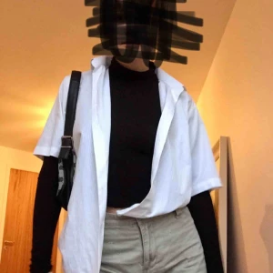  - Skitsnygg oversized skjorta i kortärmad. Jättefint skick. Köpare står för frakt på 42 kr annars möts vi på söder💕