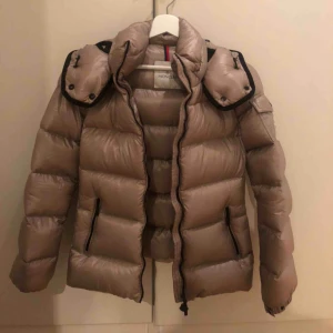  - ÄKTA MONCLER JACKA!  I strl 34-36. Helt oanvänd och säljes pga fel strl.  Pris kan diskuteras vid snabb affär. 