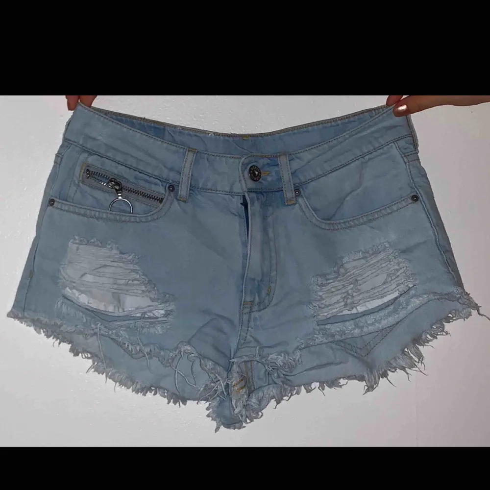 Ljusblå denim shorts från H&M. Använda endast en gång pga. Fel storlek! Superbra kvalité och väldigt fina detaljer!. Shorts.