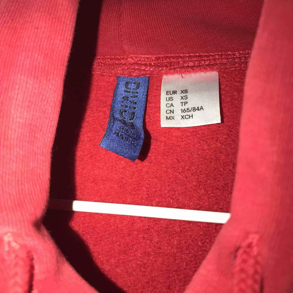 Röd hoodie från H&M, knappt använd, nypris 250kr, köparen står för frakt. Hoodies.