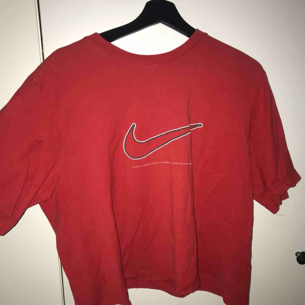Skit snygg Nike tröja som tyvärr aldrig kommer till användning, köpt på humana seacondhand, använd ca 3 gånger bara❣️. T-shirts.