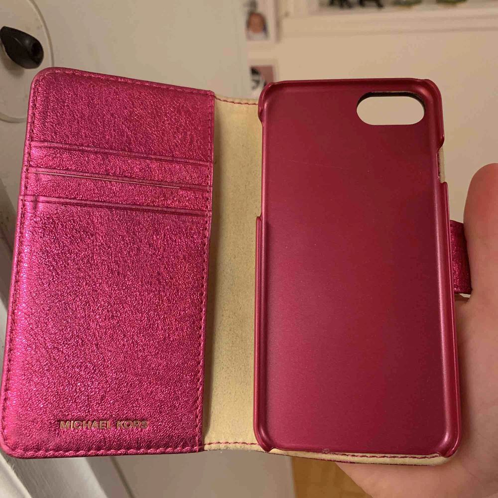 En rosa guldigt plånboksskal från Micheal kors! Använd 1-2 gånger pga inte min stil, fick den i julklapp. Inga repor alls, nyskick! Passar till iPhone 7 & 8. Kan mötas upp i Stockholm! Nypris 1000kr, men säljer nu för mycket billigare🤪👍🏽 . Accessoarer.