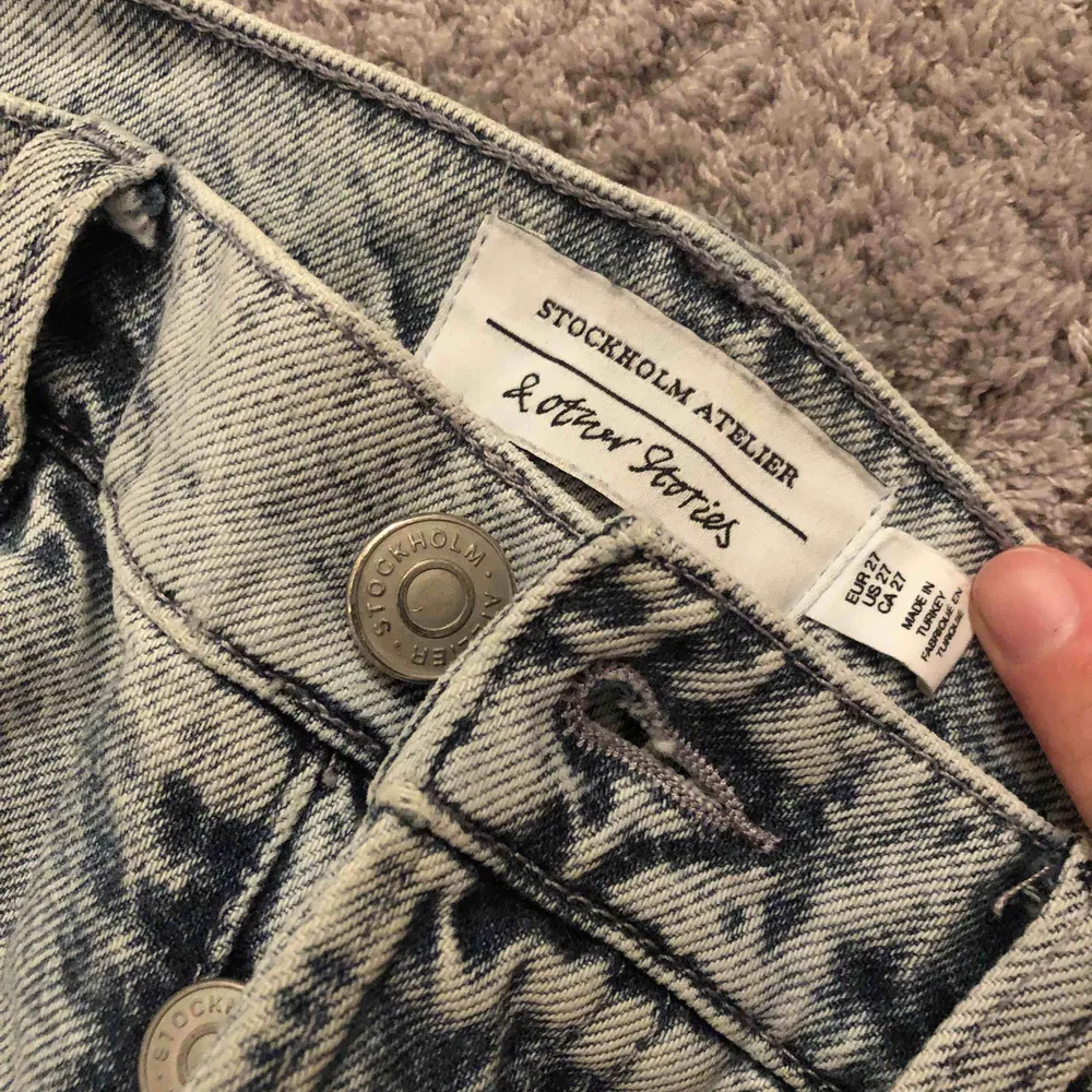 Säljer mina jeans från & Other Stories! Verkligen mina favoritjeans som tyvärr blivit för små för mig :(💖  Jag är 161 cm!!!. Jeans & Byxor.
