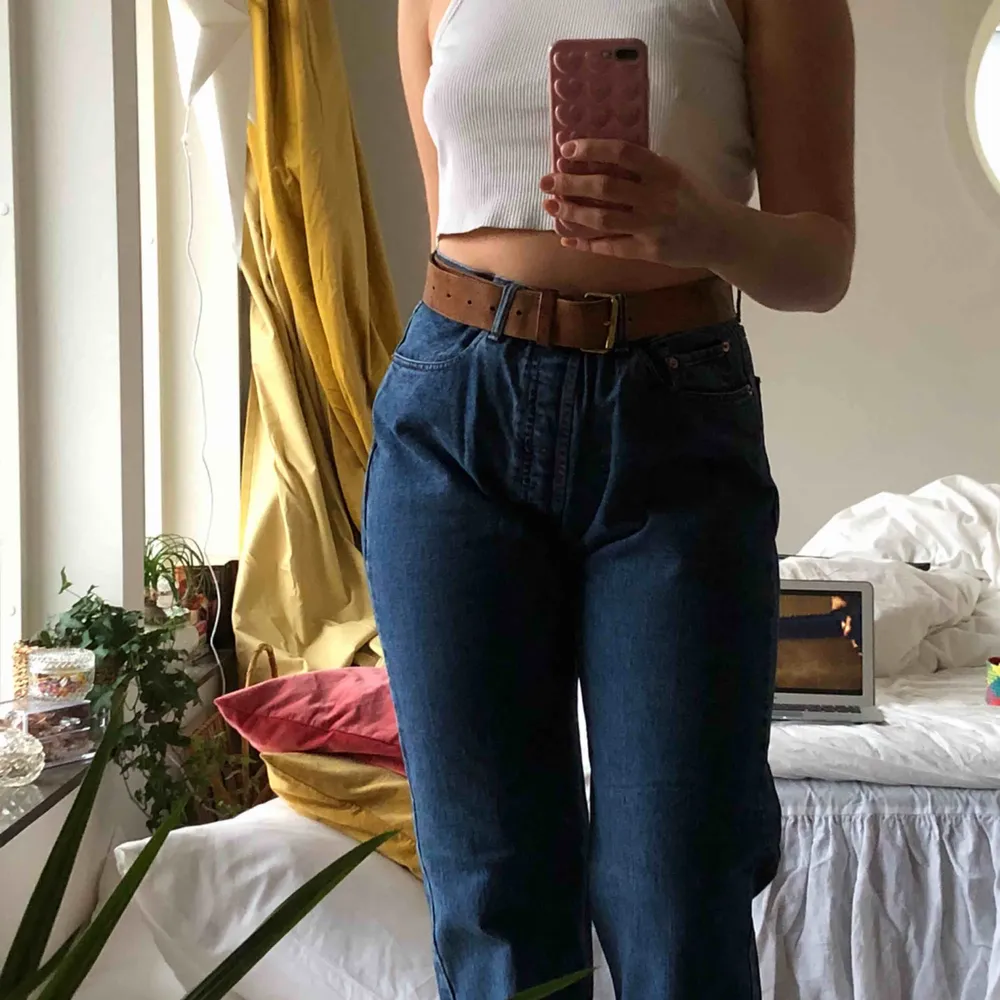 As snygga vintage jeans, lite stora i midjan men fungerar jättebra med skärp💙 jag är 176cm lång och dessa går hela vägen ner för mig, de lägger sig snyggt på skorna, frakt tillkommer🧡. Jeans & Byxor.