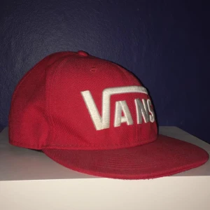  - Äkta Vans kepa! i en härlig röd färg. står dock ett namn på insidan, kan skicka bild om så önskas!!💫