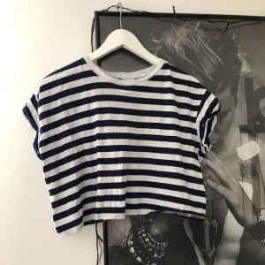  - Blå & vit randig croppad tisha från h&m, i princip oanvänd. 🎈 + 35 kr frakt!! HELA GÅR TILL VÄLGÖRENHET!! 🌵