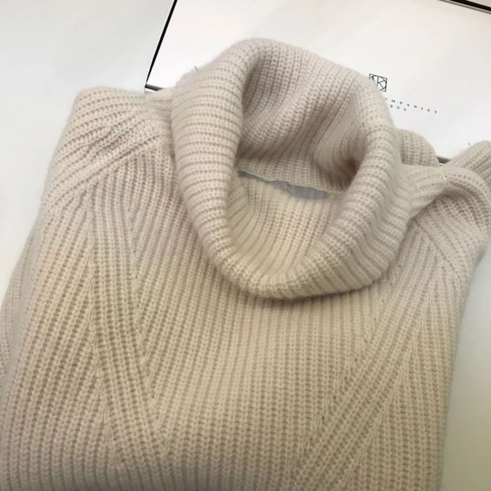 Säljer en prisvärd stickad tröja från märket Tiger of Sweden. Färgen är vit/beige skulle jag säga. Med polokrage och två snygga dragkedjor som detalj (går att öppna oh stänga). Väldigt snygg och mysig! Säljer för endast 250kr plus frakt . Stickat.