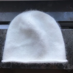  - Jättefin vit FWSS mössa, modellen Badlands. Sparsamt använd. Tillkommer ingen fraktavgift.