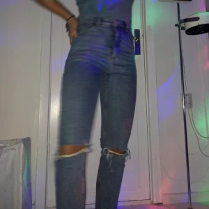  - Snygga jeans från monki. Har gjort hålen på knäna själv, är ca 160. Har även sytt in vid benen å gjort dem tajtare, om de är för trånga kan man bara sprätta upp så blir de som de var från början. Köparen står för frakt💖
