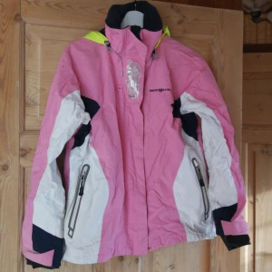  - Seglar/regnjacka från Henry Lloyd med gul luva som går att vika in i kragen. Måttligt använd. En liten fläck under ena armen. Fler bilder kan skickas, köparen betalar frakt. 