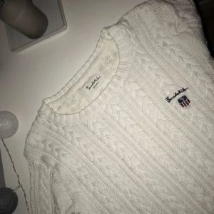  - Kabelstickad tröja från Bondelid. Använd en hel del men i jättebra skick. Köpare står för frakt