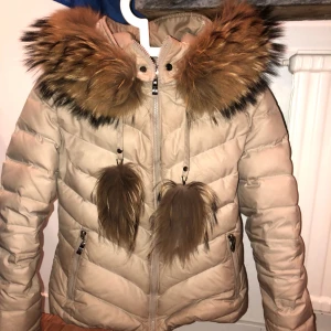  - Hollies jacka i färgen beige. Storlek 38 med äkta päls. Kan bytas ut mot andra jackor. Betalning via swish. Om du bor i närheten av östergötland kan jag mötas upp annars fraktar jag den till köparen