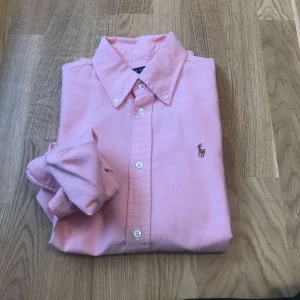  - Rosa skjorta från Ralph Lauren. Aldrig använt.