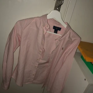 - En jätte fin skjorta från Ralph lauren (älta) storlek 12 i barnstorlek men passar mig med xs. Möts upp i Sthlm o fraktar! (Kunden betalar frakt) hör av dig om frågor 😊