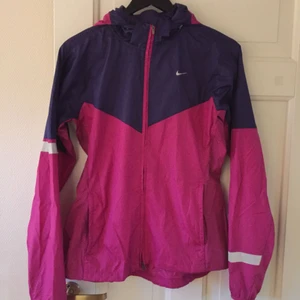  - Vindjacka från Nike använd max 5 ggr 
