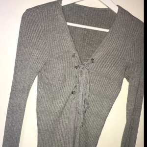  - Fin tröja men knytning vid bröstet 