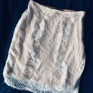  - Kjol, passar även storlek S. Aldrig använd