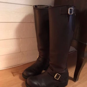  - Bruna Johnny Bulls stövlar med guldetaljer. Har från början kostat 1299. Varsamt använda men i mycket fint skick. 