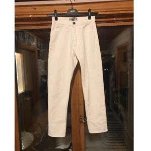  - Vita jeans som aldrig är använda 👖  Det står storlek L i dom med det är storlek 34 och midjan är ca 28-27 beroende på hur man vill att dom ska sitta. Kan fixa mer mått om du är intresserad.  Kan skickas men då står köparen för frakt. 48kr inte spårbart, 58kr spårbart. 📮  Det finns katter i hemmet 🐈