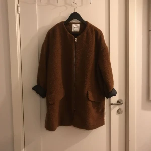  - Köpt på Mango med nypris på 600 kr.  Passar bra till höst/vår.  Säljs på grund av att den är för stor på mig. Jag kan dessvärre inte frakta men bor du i Västerås eller i Stockholm så möter jag gärna upp dig.  Hör av dig på den hör faller dig i smak :) 