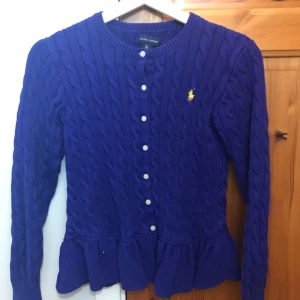  - Fin kornblå kabelstickad tröja från Ralph Lauren, endast använd fåtal gånger, strl XL som motsvarar 16år 160-170! Köpt för 700kr