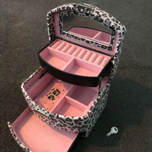  - Ett smyckeskrin som inte kommer till användning. 