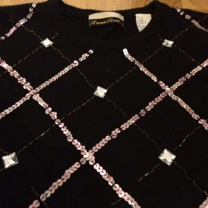 Jättesnygg paljettmönstrad tröja köpt vintage. Använd 1 gång, passar storlek 36-40.  - Jättesnygg paljettmönstrad tröja köpt vintage. Använd 1 gång, passar storlek 36-40. 