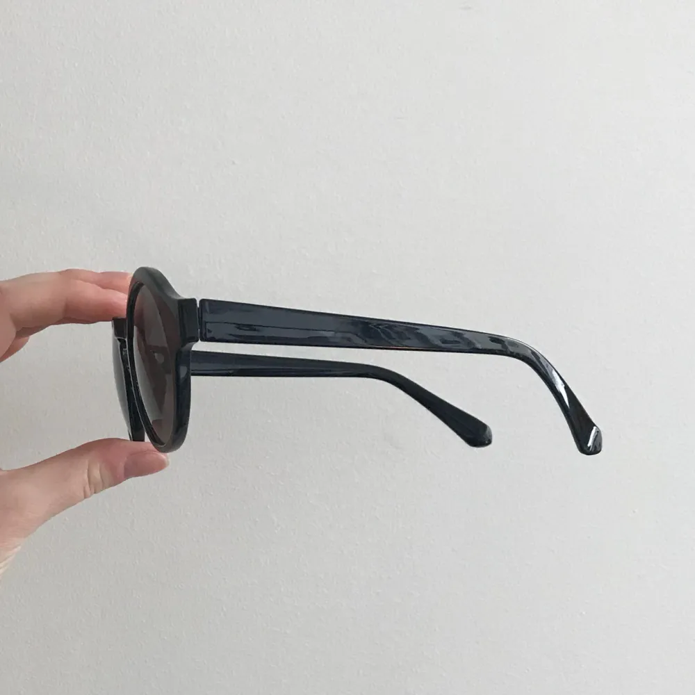 Snygga svarta solglasögon från H&M i jättefint skick. Frakt är inkluderat i priset.. Accessoarer.