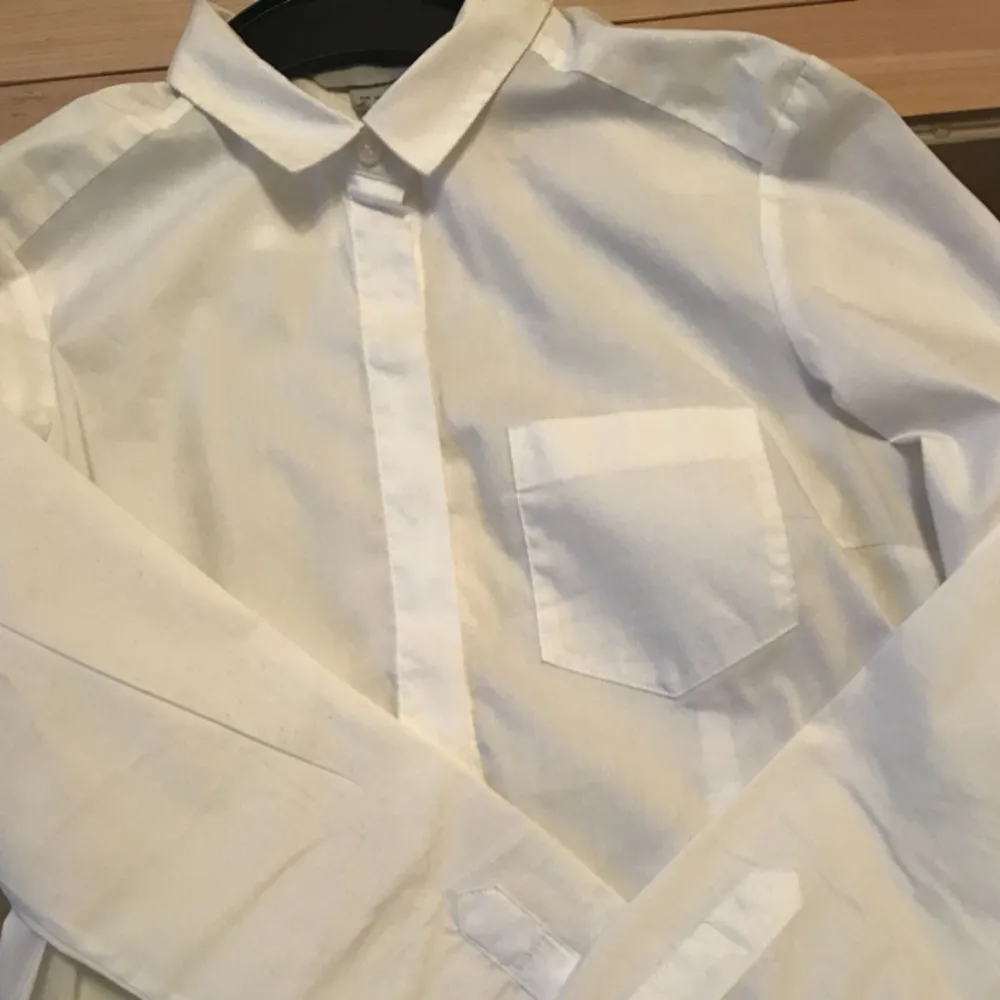 Vit skjorta från H&M i storlek 34. Endast använd 2-3 gånger pga den sitter lite tight på mig, så den är så gott som ny. Har aldrig tvättats, inga fläckar etc. Kan skickas, eller hämtas upp i Uppsala. . Skjortor.