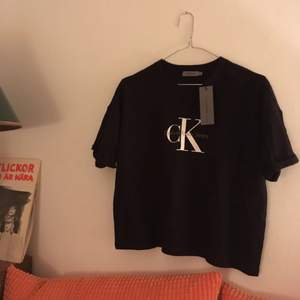 Snygg t-shirt från Calvin Klein med uppvikta ärmar. Helt ny och kostade från början 500kr men nu säljer jag för mindre än halva priset inkl. Frakt eller eventuellt att vi möts upp i Göteborg :-)
