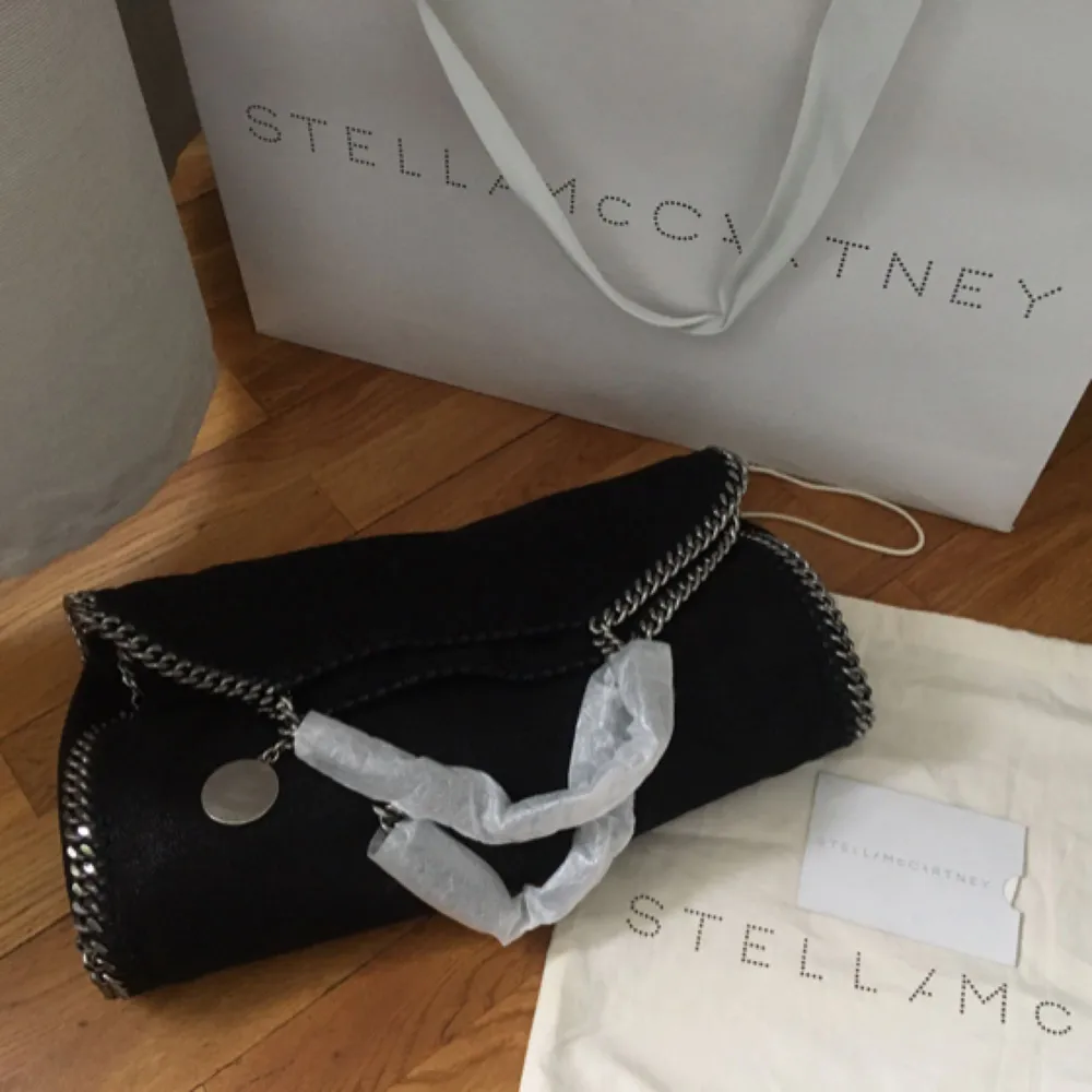 Jättefin Stella McCartney falabella väska, inköpt i butiken i Stockholm hösten 2015 för 7100kr. Väskan har precis varit i Italien och fått nya kedjor och är därför som ny! Har kvitto och dustbag kvar. Pris går att diskutera vid snabb affär. . Väskor.