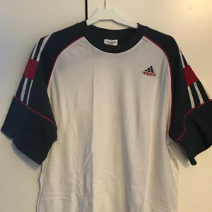  - Vintage adidas. Köpt här på plick, men aldrig kommit till användning. Snyggt oversized. Frakt tillkommer