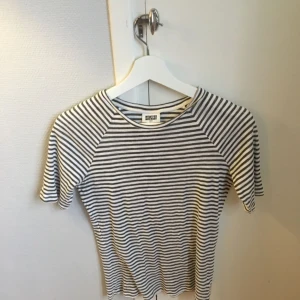  - Fin ribbad t-shirt. 