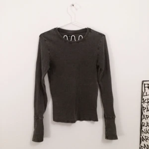  - långärmad ribbad tröja inköpt i warszawa. så snygg till ett par höga jeans exempelvis! storlek M, passar även S.   