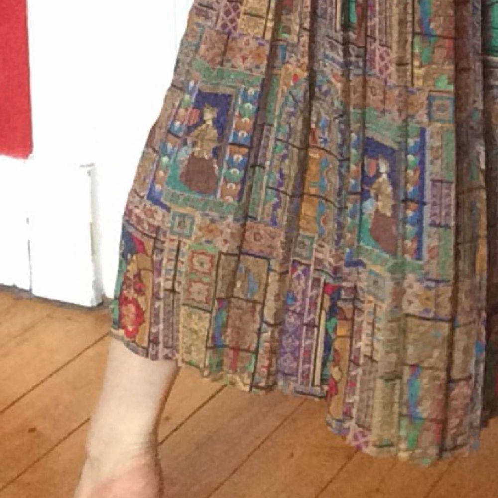 Otroligt fin lång kjol, med färgglada | Plick Second Hand
